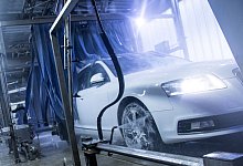 Ein Auto f&auml;hrt durch eine Waschstra&szlig;e - Christin Klose/dpa-tmn