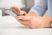 Mensch mit Handy - Foto: Christin Klose/dpa-tmn