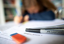 Lehrerl&uuml;cken: Sorge vor Qualit&auml;tsabsturz - Jonas G&uuml;ttler/dpa/Illustration