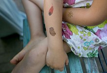 Klebetattoos f&uuml;r Kinder - Karolin Kr&auml;mer/dpa-tmn