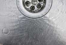 Wasser läuft in einen Abfluss im Spülbecken - Sebastian Gollnow/dpa