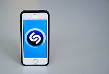 Shazam geh&ouml;rt zu Apple - Foto: Daniel Bockwoldt/dpa