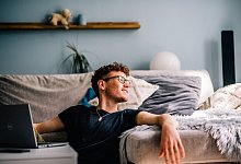 Ein junger Mann blickt aus dem Fenster - Zacharie Scheurer/dpa-tmn