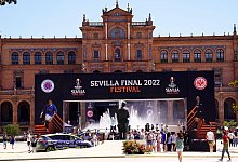 Auf der Plaza de Espa&ntilde;a in Sevilla ist eine Fanzone eingerichtet worden. - Adam Davy/PA Wire/dpa