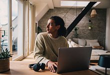 Ein junger Mann arbeitet am Laptop - Zacharie Scheurer/dpa-tmn