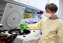 Molekularbiologe Emanuel Wyler untersucht im Sicherheits-Labor des Max-Delbr&uuml;ck-Centrum f&uuml;r molekulare Medizin in Berlin Abwasserproben auf Krankheitserreger. - Bernd von Jutrczenka/dpa