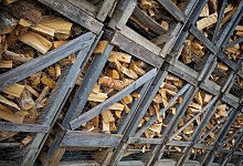 Holzstapel im Garten - Foto: David Ebener/dpa