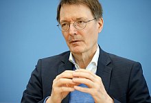 Bundesgesundheitsminister Karl Lauterbach hatte ein zun&auml;chst vorgesehenes Ende der Isolationspflicht zur&uuml;ckgenommen. - Carsten Koall/dpa