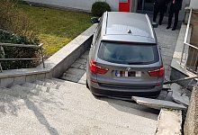 In Brackwede an der Hauptstra&szlig;e ist ein BMW eine Treppe herunter gepoltert. - NW