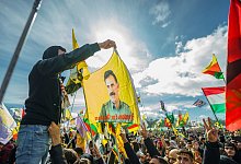 Flagge mit dem Konterfei von PKK-Anführer Abdullah Öcalan - Andreas Arnold/dpa