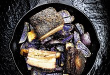 Short Ribs mit lila Kartoffelspalten - Markus Gmeiner/Karin Faltejsek/Matak Studios/Heel Verlag/dpa-tmn