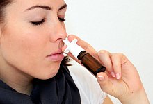 Anwendung von Nasenspray - Foto: Mascha Brichta