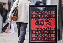 Rabattaktion zum Black Friday - Oliver Berg/dpa