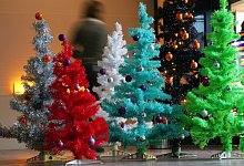 Weihnachtsb&auml;ume aus Plastik - Foto: Gero Breloer