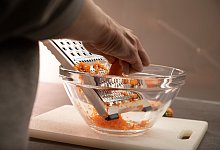 Karotte wird unter einer Reibe geraspelt - Christin Klose/dpa-tmn