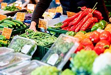 Frische Produkte auf einem Wochenmarkt: Obst und Gem&uuml;se haben eine viel geringere Umweltauswirkungen als etwa verarbeitete Produkte. - Hauke-Christian Dittrich/dpa