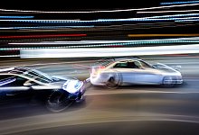 Zwei Autos auf der Straße mit Bewegungsunschärfe - Frank Rumpenhorst/dpa/dpa-tmn