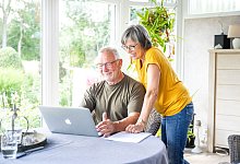 Ein älteres Paar am Laptop - Benjamin Nolte/dpa-tmn