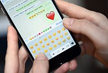 Messenger-Gespr&auml;ch - Foto: Britta Pedersen/dpa