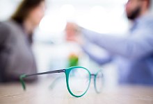 Beim Optiker - Rolf Vennenbernd/dpa/dpa-tmn