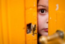 M&auml;dchen am T&uuml;rschlitz - Ole Spata/dpa/dpa-tmn