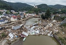 Meterhoch türmen sich im Juli 2021 Wohnwagen, Gastanks, Bäume und Schrott an einer Brücke über der Ahr in Altenahr. - Boris Roessler/dpa