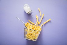 Schön salzig und herrlich knusprig: Damit selbst gemachte Pommes nicht matschig werden, sollte man die rohen Kartoffelstifte gründlich ausspülen und gut abtrocknen. - Christin Klose/dpa-tmn