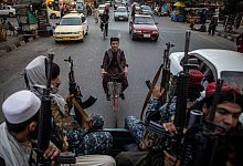 Taliban-Kämpfer patrouillieren auf der Ladefläche eines Pick-ups in den Straßen von Kabul (Archiv). Die militanten Islamisten haben in den vergangenen Monaten grundlegende Rechte der Frauen wieder massiv eingeschränkt. - Oliver Weiken/dpa