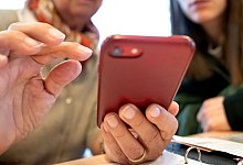 Smartphone-Sprechstunde für Senioren - Lukas Barth/dpa/dpa-tmn