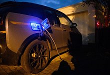 E-Auto lädt an einer Wallbox an einem Einfamilienhaus - Julian Stratenschulte/dpa/dpa-tmn