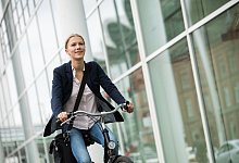 Eine Frau fährt Fahrrad - Christin Klose/dpa-tmn