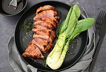 Glasiertes Schweinefilet mit Pak Choi - Julia Uehren/loeffelgenuss.de/dpa-tmn