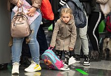 Ein Fl&uuml;chtlingskind aus der Ukraine nach ihrer Landung auf dem Flughafen Frankfurt. - Boris Roessler/dpa