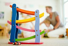 Eine Erzieherin spielt in einer Kindertagesstätte mit Kindern - Uwe Anspach/dpa/dpa-tmn