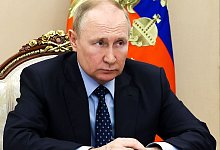 Russlands Pr&auml;sident Wladimir Putin kritisiert die R&uuml;stungsholding Rostech um seinen langj&auml;hrigen Vertrauten Sergej Tschemesow f&uuml;r das fehlende Tempo beim Aufbau der digitalen Wirtschaft. - Mikhail Klimentyev/Pool Sputnik Kremlin/AP/dpa