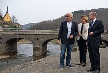 Bundeskanzler Olaf Scholz (SPD) und die rheinland-pf&auml;lzische Ministerpr&auml;sidentin Malu Dreyer (SPD) am Ufer der Ahr mit Ortsb&uuml;rgermeister Walter Radermacher (l). - Boris Roessler/dpa-Pool/dpa