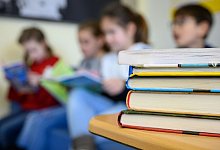 Kinder lesen in einer Grundschule. - Sebastian Gollnow/dpa