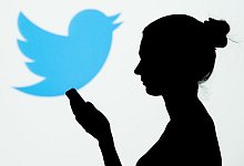 Frau mit Handy - Foto: Franziska Gabbert/dpa-tmn