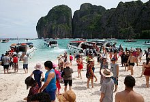 Touristen am Strand der Maya Bay - Foto: Sakchai Lalit/AP/dpa