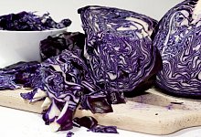 Knackt und bringt Farbe auf den Teller - Foto: Kai Remmers/dpa-tmn