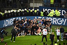 Die Hertha-Spieler jubeln nach dem erk&auml;mpften Verbleib in der Bundesliga. - Gregor Fischer/dpa