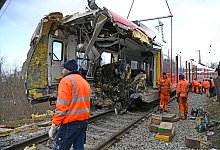 Mit einem Spezialkran der Deutschen Bahn versuchen Techniker die beiden verungl&uuml;ckten S-Bahn-Z&uuml;ge zu bergen. - Uwe Lein/dpa