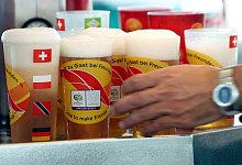 Im Juni 2006: Ein Kellner greift nach Bierbechern, um sie WM-Fußballfans zu bringen. - Franz-Peter Tschauner/dpa/Archivbild