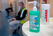 Unternehmen in der Coronakrise - Foto: Gesundheitszentrum des VW-Werks in Zwickau). Foto: Hendrik Schmidt/dpa-Zentralbild/dpa