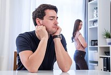 Mann sitzt gekränkt nach einem Streit am Tisch - Christin Klose/dpa-tmn