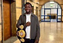 Boxprofi Abass Baraou im Rathaus Oberhausen empfangen - --/Wasserman Boxing/dpa