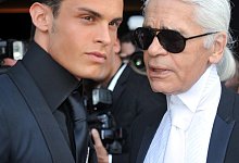 Karl Lagerfeld und Baptiste Giabiconi - Foto: Patrick Seeger/dpa