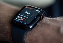 Eine Smartwatch zeigt die Herzfrequenz an - Franziska Gabbert/dpa-tmn