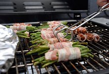 Speckbohnen auf einem Gasgrill - Andrea Warnecke/dpa-tmn