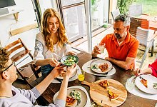 Eine Familie isst gemeinsam - Zacharie Scheurer/dpa-tmn